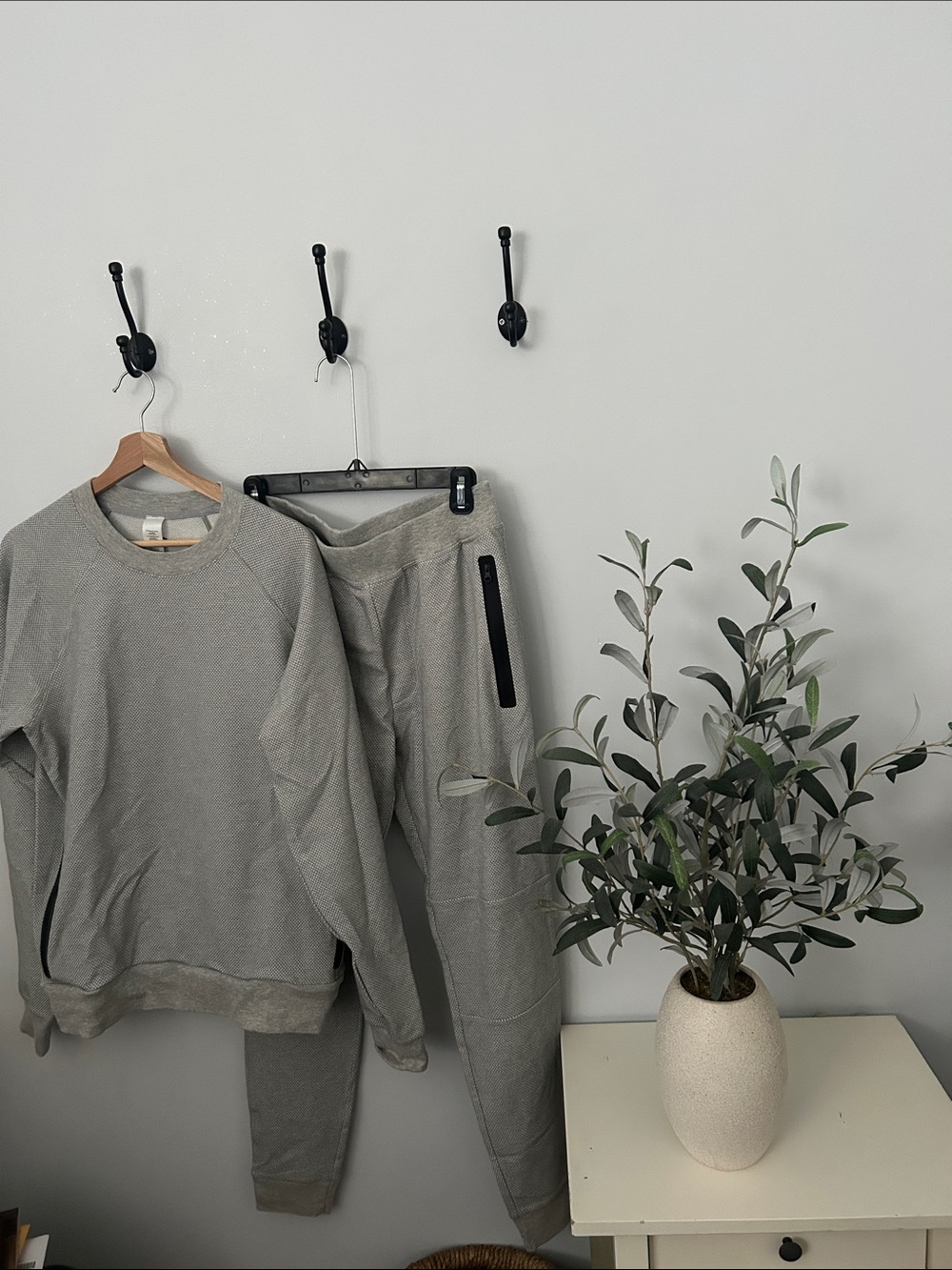 Men's ALO Yoga - Crewneck Sweater and Jogger Set - Light Gray